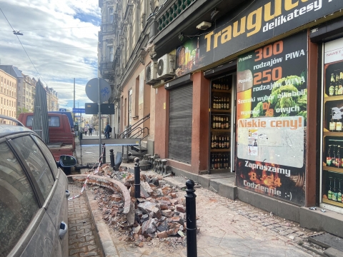 Na ul. Traugutta balkon spadł na chodnik. Dotarliśmy do świadków zdarzenia - 1