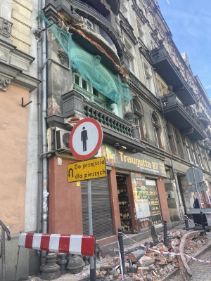 Na ul. Traugutta balkon spadł na chodnik. Dotarliśmy do świadków zdarzenia - 2