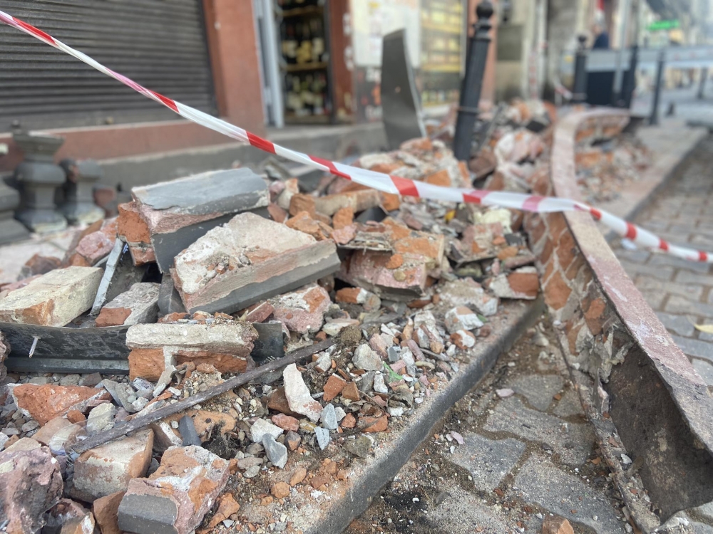 Na ul. Traugutta balkon spadł na chodnik. Dotarliśmy do świadków zdarzenia – fot. Martyna Czerwińska