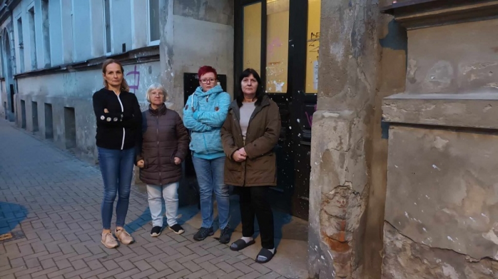 Siedzą w kurtkach w mieszkaniach. Lokatorzy z Sępa Szarzyńskiego 65 mają dosyć zimna - Fot: Beata Makowska