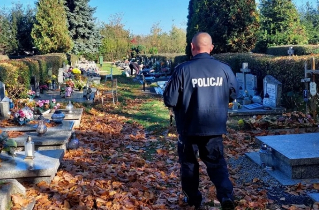 Wrocławska policja gotowa do akcji „Hiena”. Patrole będą przeczesywać cmentarze - fot. KWP Wrocław