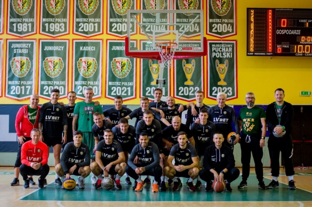 Piłkarze Śląska ćwiczyli na... koszykarskim parkiecie - fot. twitter.com/SlaskWroclawPl