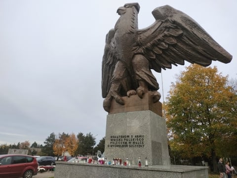 Tłoczno przy największych cmentarzach. W dniu Wszystkich Świętych część ulic zamknięta - 6