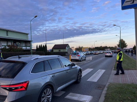 Tłoczno przy największych cmentarzach. W dniu Wszystkich Świętych część ulic zamknięta - 9