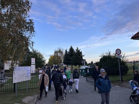 Tłoczno przy największych cmentarzach. W dniu Wszystkich Świętych część ulic zamknięta - 10