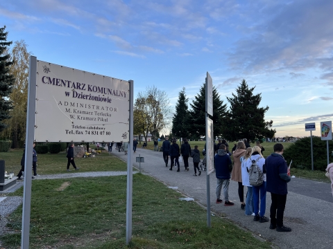 Tłoczno przy największych cmentarzach. W dniu Wszystkich Świętych część ulic zamknięta - 14