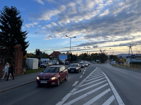 Tłoczno przy największych cmentarzach. W dniu Wszystkich Świętych część ulic zamknięta - 15