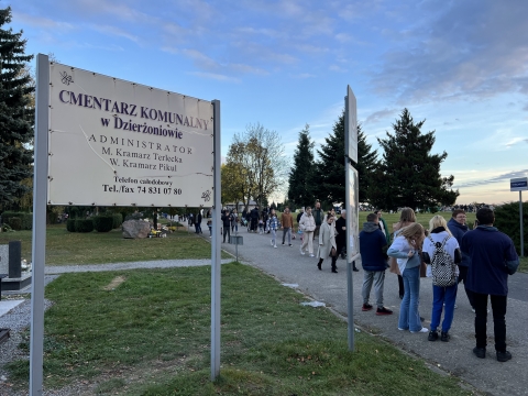 Tłoczno przy największych cmentarzach. W dniu Wszystkich Świętych część ulic zamknięta - 16