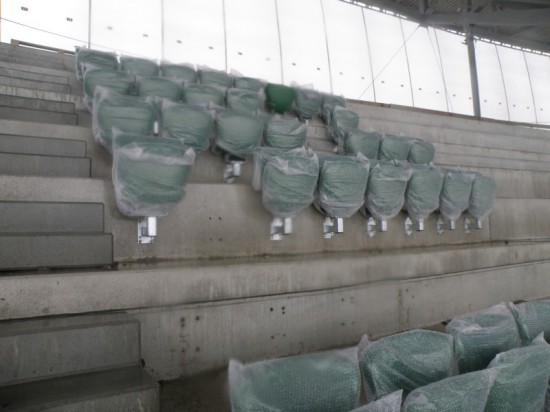 Bałagan z krzesełkami na stadionie - 2