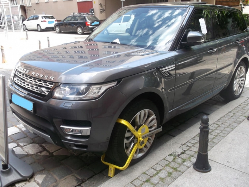 Parkują gdzie popadnie. Tylko w październiku straż miejska wręczyła 1700 mandatów - fot: archiwum Radia Wrocłąw