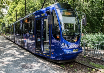 Stoją tramwaje na Powstańców Śląskich we Wrocławiu