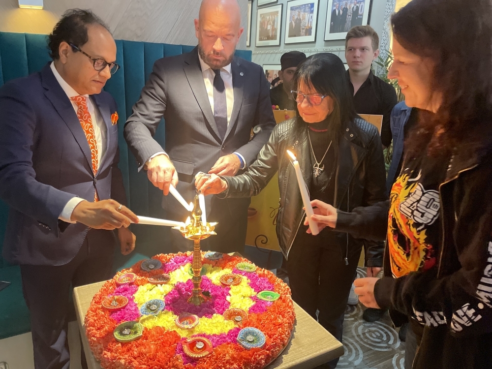 Symbolicznie zapalono świece z okazji obchodów Diwali, czyli Święta Światła - fot. RW