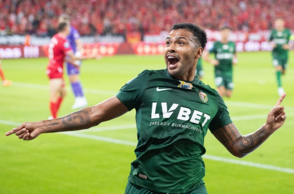 Gol Leivy, dwie czerwone kartki i... kolejne 3 punkty  - fot. slaskwroclaw.pl