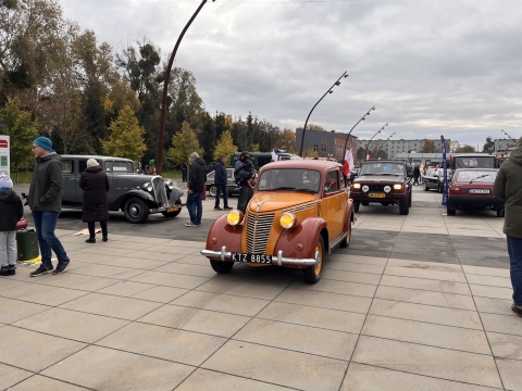 Najstarsze auto miało 88 lat. Stare klasyki zjechały do Wrocławia - 0