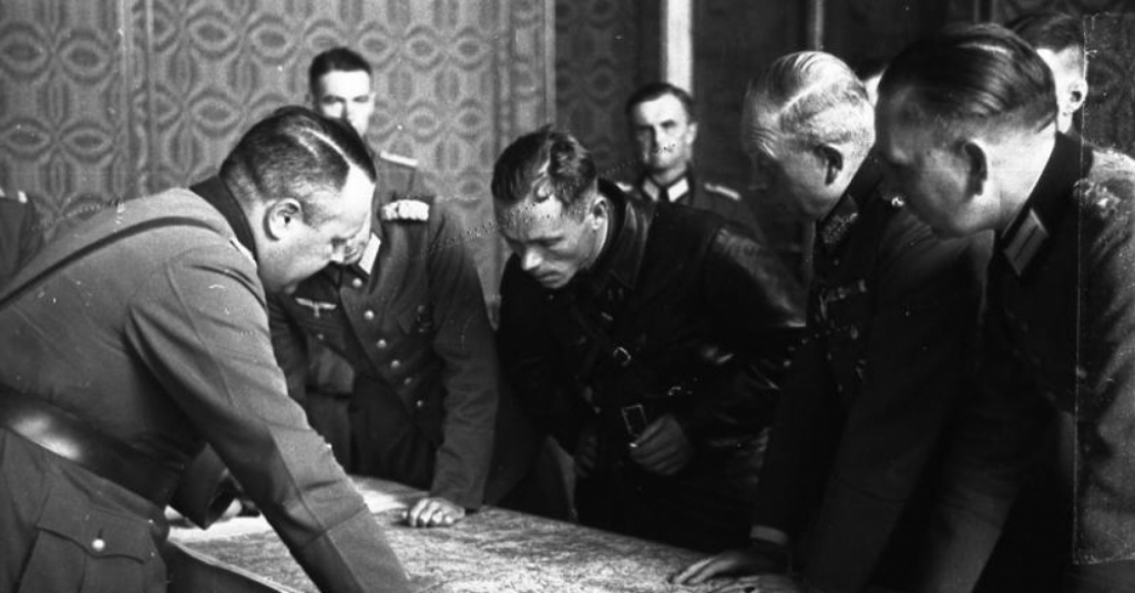 Dźwiękowa Historia - 17 września 1939 r. - Rozmowy oficerów Wehrmachtu i Armii Czerwonej o rozgraniczeniu wojsk na zaatakowanym terytorium Polski. Brześć, IX 1939. Fot: Bundesarchiv Bild/Wikipedia/CC BY-SA 3.0 de