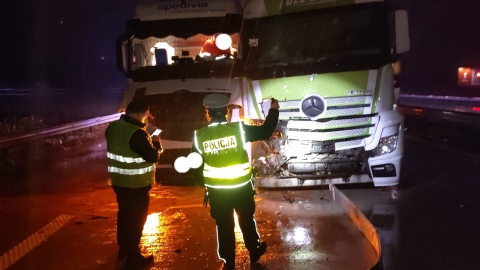 Zderzenie trzech ciężarówek na A4. Droga zablokowana - 1