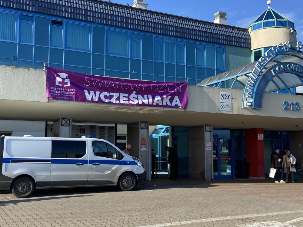 Szpital przy Borowskiej rozbłyśnie fioletowym światłem, wszystko z okazji Światowego Dnia Wcześniaka - fot. Martyna Czerwińska