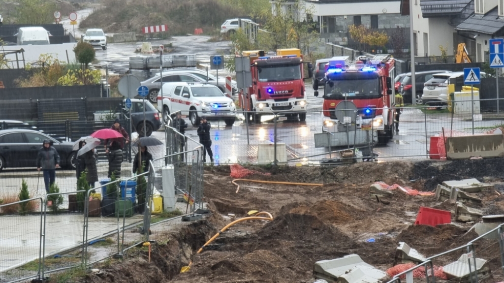 Ewakuacja ul. Karlińskiego w Legnicy, powodem rozszczelnienie gazociągu - fot. Słuchacz