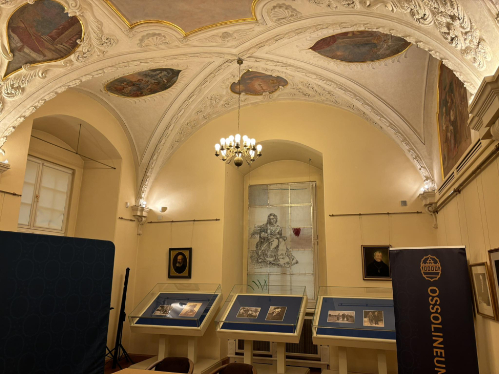 Rodzinne fotografie Komendanta Głównego Armii Krajowej na stałe w Ossolineum - fot. Mateusz Florczyk