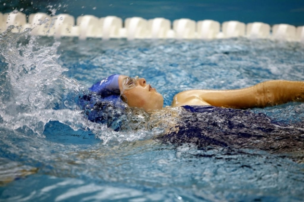 Pływaczki Juvenii z medalami Mistrzostw Polski - zdjęcie ilustracyjne (fot. Pixabay)