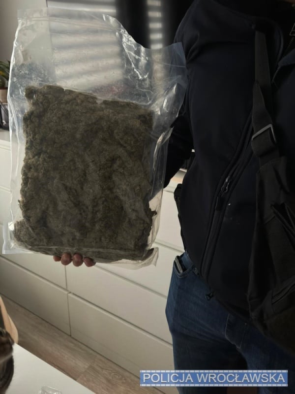 Mężczyzna miał w domu kilogram marihuany - fot. Policja