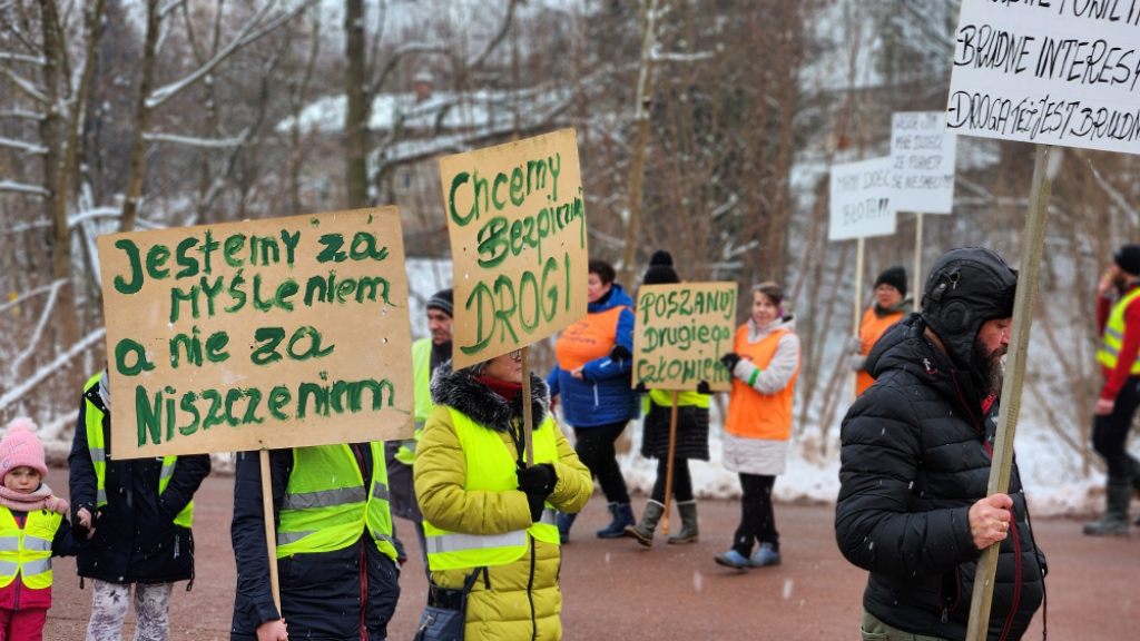 Zamiast asfaltu - błoto. Mieszkańcy Tłumaczowa protestują – fot. Jarosław Wrona