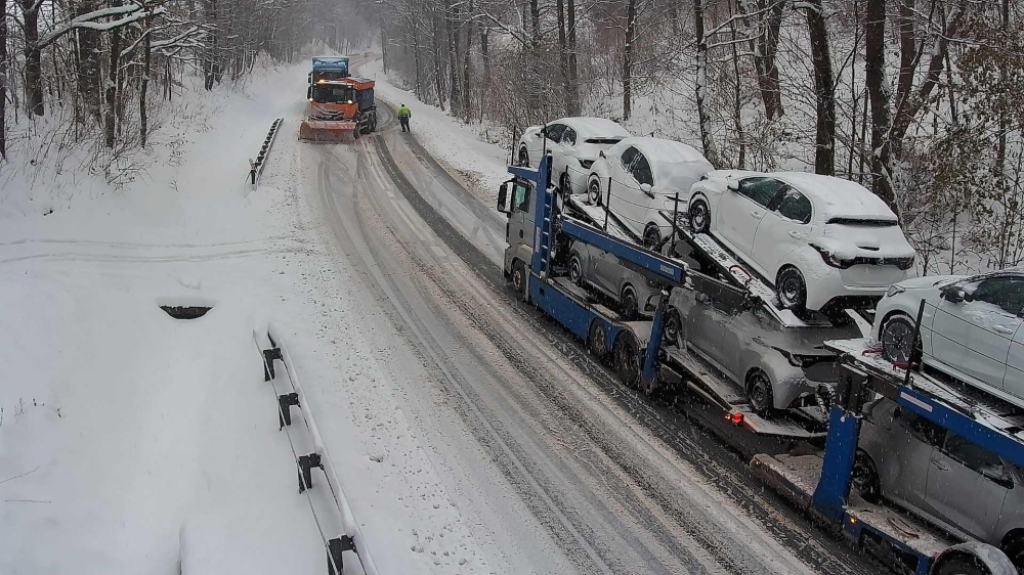 Opady śniegu doprowadziły do utrudnień na drogach - fot. GDDKiA / Mąkolno - DK46