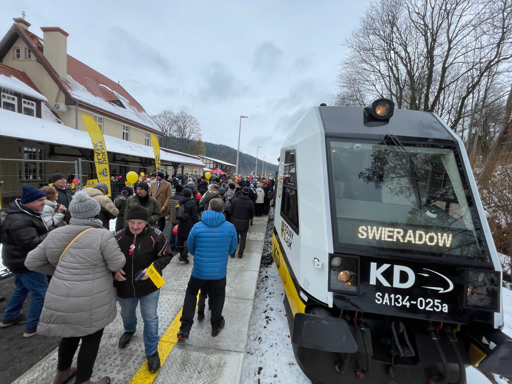 Po prawie 30 latach pociągi znów pojechały z Gryfowa Śląskiego do Świeradowa Zdroju - fot. Jakub Thauer
