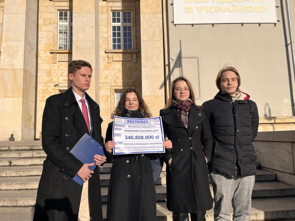 Młodzi działacze chcą wręczyć wojewodzie rachunek do zapłaty - fot. Joanna Jaros