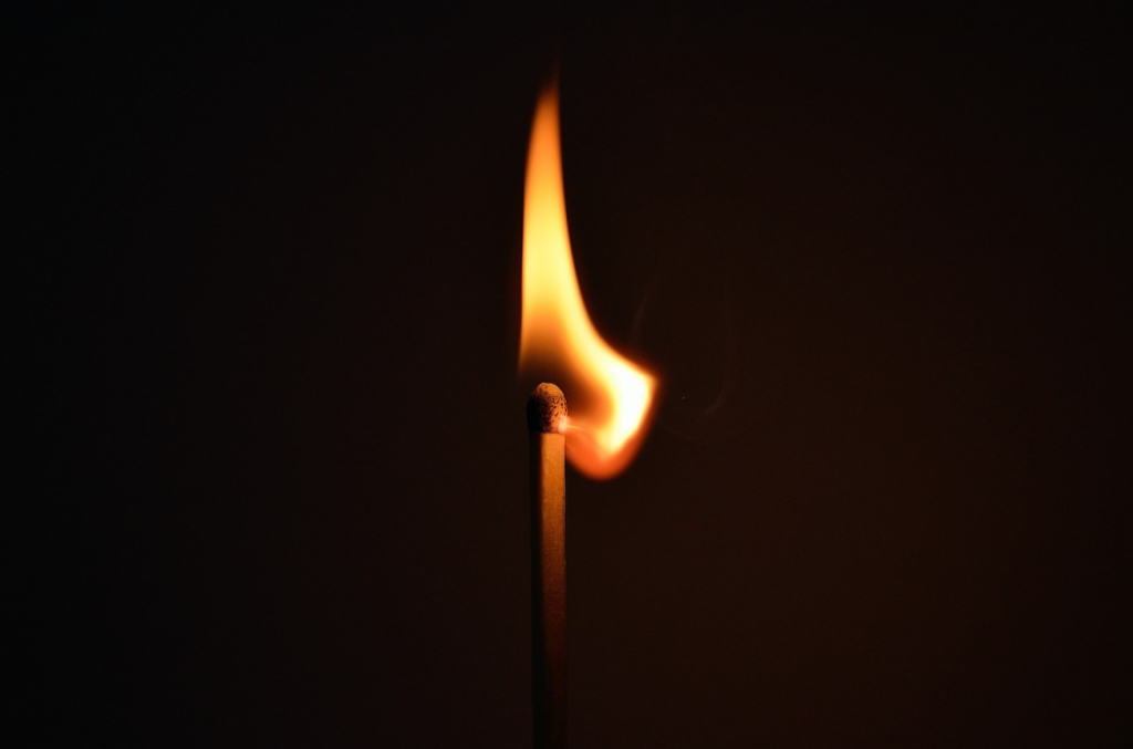 Podpalił znajomego i z zimną krwią obserwował zdarzenie - zdjęcie ilustracyjne (fot. Pixabay)