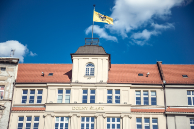 Najwięcej środk&oacute;w na drogi i kolej. Jest projekt budżetu Dolnego Śląska