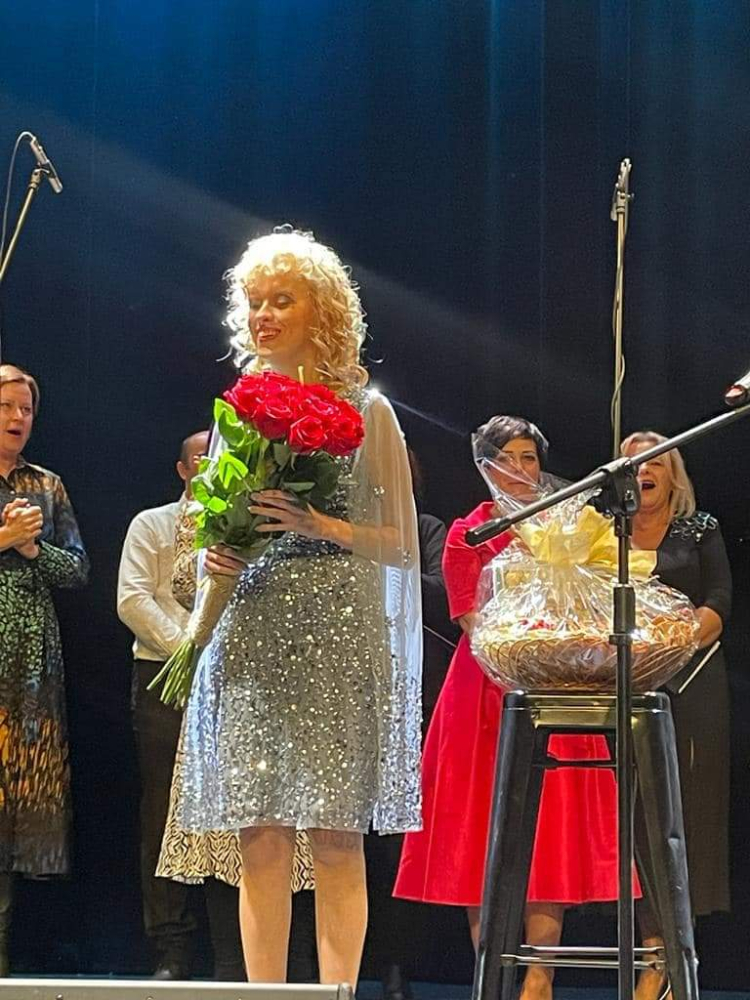 Równe Traktowanie - Elżbieta Kuzio na scenie - fot. RW