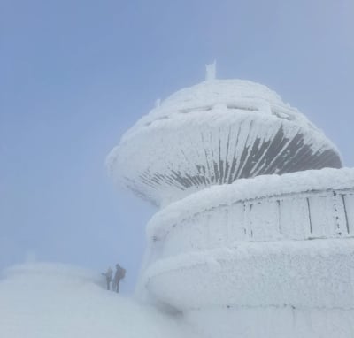 Za nic mają własne bezpieczeństwo, turyści weszli na dach obserwatorium na Śnieżce