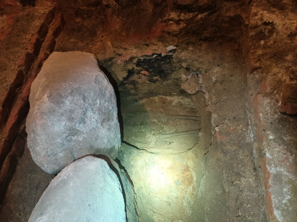 Pod Pałacem Hatzfeldów odkryto ludzkie szczątki - fot. Dolnośląski Wojewódzki Konserwator Zabytków / Facebook
