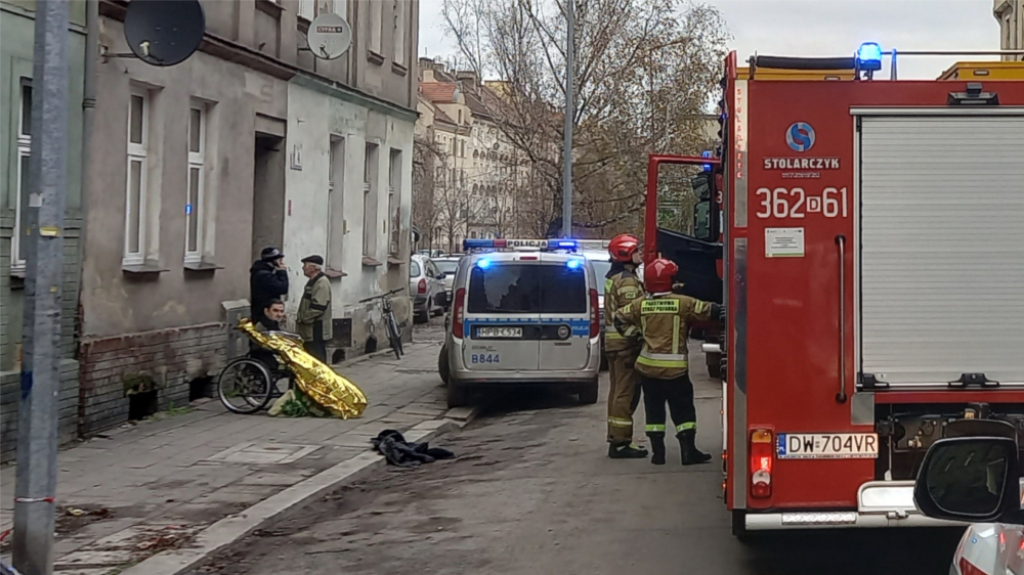 Ewakuacja mieszkańców z budynku na legnickim Zakaczawiu zakończona - fot. Andrzej Andrzejewski