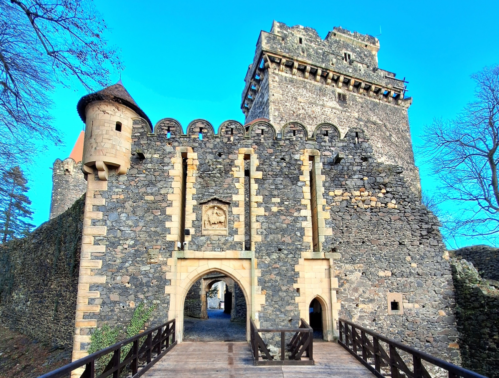 Zamek Grodziec remontuje się w zawrotnym tempie - fot. Andrzej Andrzejewski