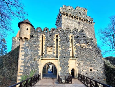 Zamek Grodziec remontuje się w zawrotnym tempie