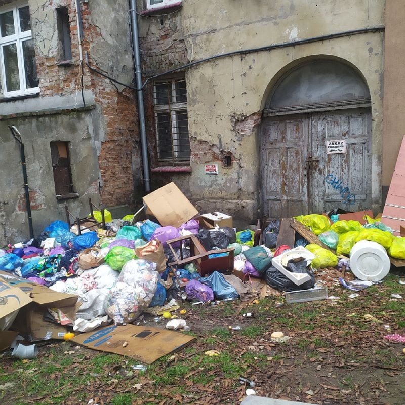 Na Sępa-Szarzyńskiego rośnie góra śmieci - fot. Justyna Kościelna