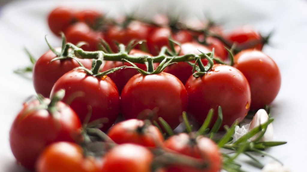 Jak wykorzystać przecier pomidorowy passata w domowej kuchni? - Materiał Sponsora