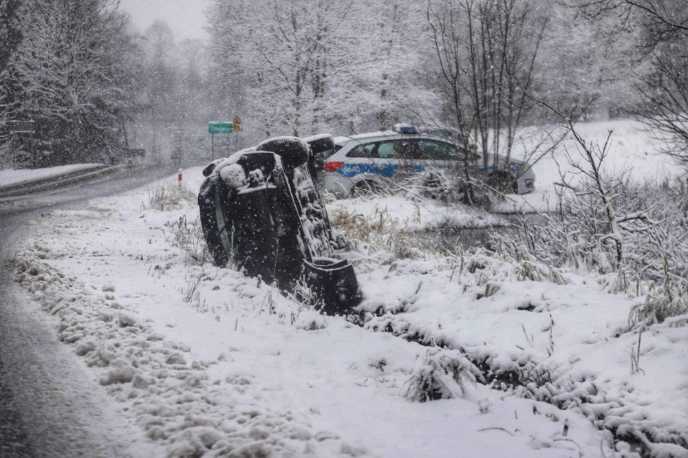 Trudne warunki na drogach w regionie - fot. Jakub Thauer