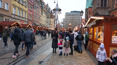 Tłumy na wrocławskim jarmarku bożonarodzeniowym