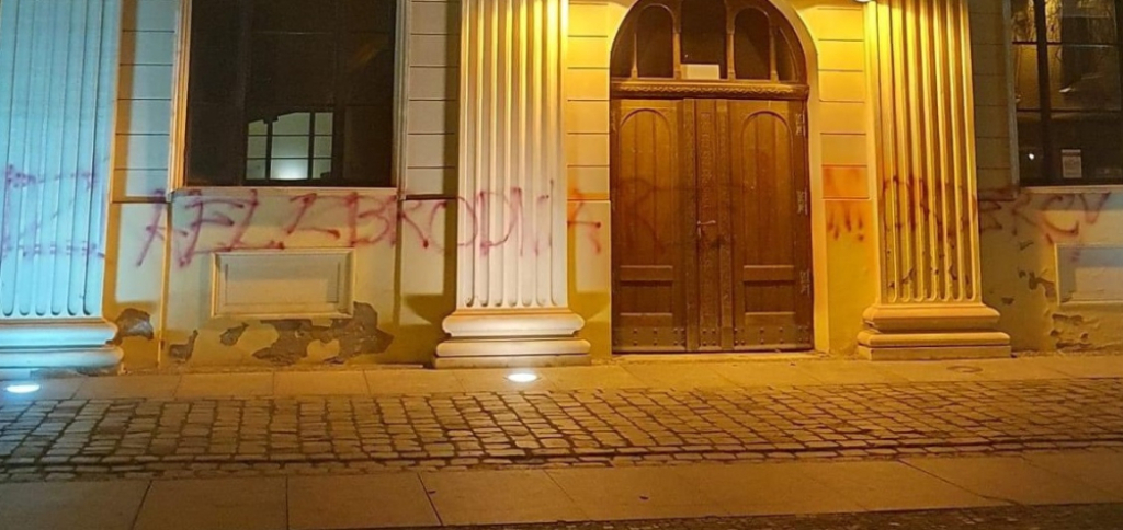 Nieznani sprawcy zniszczyli elewację wrocławskiej synagogi - fot: Sebastian Lorenz