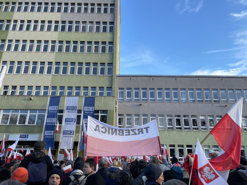 Protest przed siedzibą TVP3 Wrocław - fot. Twitter @JacekSwiat