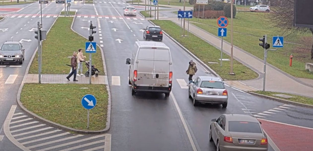 Wszedł wprost pod koła nadjeżdżających samochodów [WIDEO] - fot. Policja