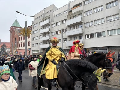 Ulicami Wrocławia przeszedł Orszak Trzech Kr&oacute;li, można było poczuć się jak w Betlejem