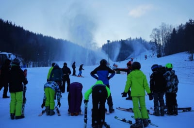 Ośrodek narciarski na Szrenicy nie działa. Kluby jeżdżą na stok do Czarnowa