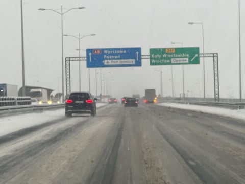 Atak zimy - na drogach bardzo niebezpiecznie - 0