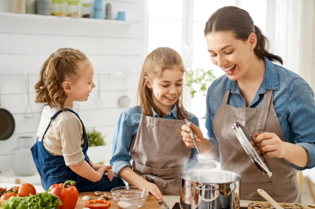 Gotowanie z Dziećmi: Proste i Zabawne Polskie Przepisy dla Całej Rodziny - Materiał Sponsora