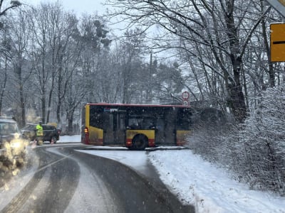 We Wrocławiu autobus wypadł z trasy. Są utrudnienia