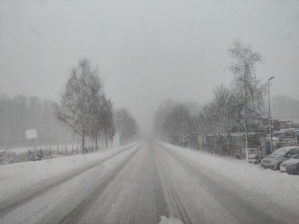 Opady śniegu paraliżują drogi w regionie. Bardzo trudne warunki  - Fot: Magda Orzeł